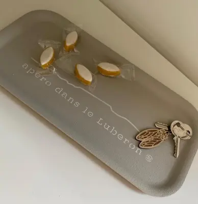 a tray with a bunch of keys in a box at Gîte cosy et tout équipé 