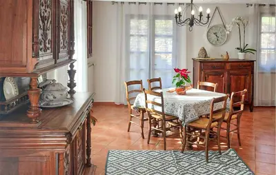 a dining room with a table and chairs at Amazing Home In St Martin De Castillon in Saint-Martin-de-Castillon