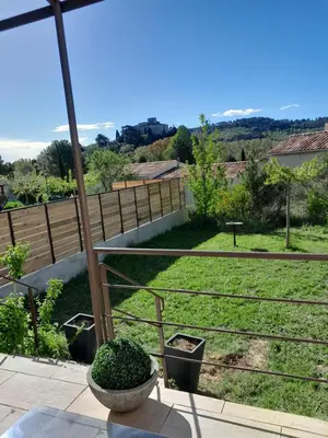 a backyard with a fence and a garden at Sud luberon in Ansouis