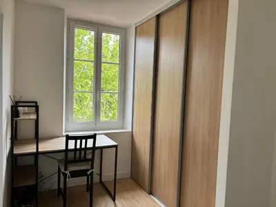 a room with a desk and a window at Havre de paix au sein d'un T3 d'une bastide aixoise in Aix-en-Provence