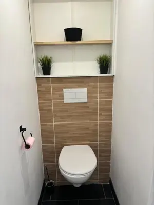 a small bathroom with a toilet and some plants at Havre de paix au sein d'un T3 d'une bastide aixoise in Aix-en-Provence