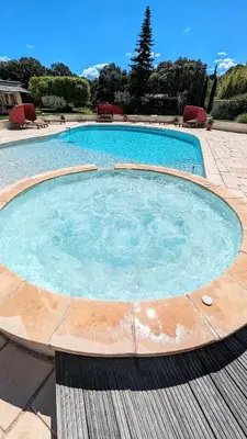 a large swimming pool with blue water at L'Escargolette - Incroyable maison de vacances 4 étoiles in Carpentras