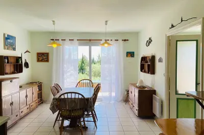 a kitchen and dining room with a table and chairs at La Villa Tanamera, très jolie maison piscine, à 2 pas du centre-ville in Bédoin