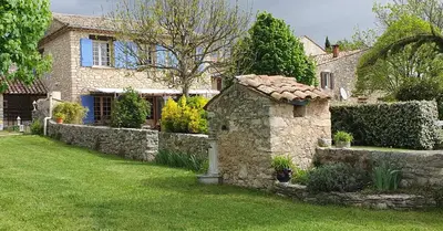 a stone building in the yard of a house at Bastide le Seigneur in Sault-de-Vaucluse
