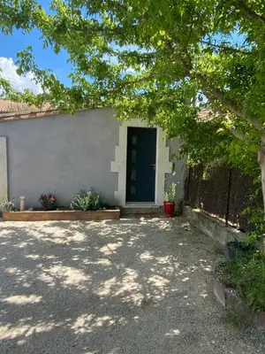 a house with a black door and a fence at Ô Sorgue in LʼIsle-sur-la-Sorgue