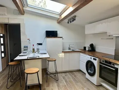 a kitchen with a sink and a washing machine at Ô Sorgue in LʼIsle-sur-la-Sorgue