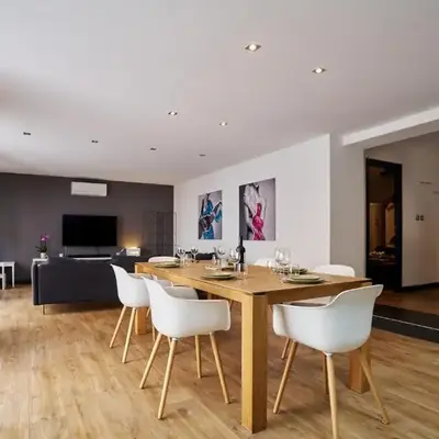 Maison de ville moderne climatisée avec piscine