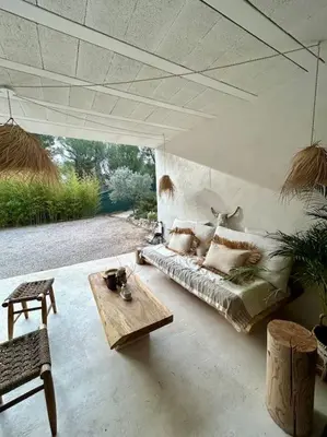 a living room with a couch and a table at Superbe maison avec jacuzzi in Ventabren