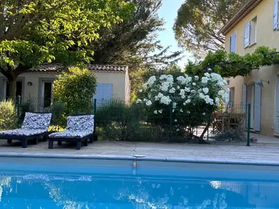a couple of chairs sitting next to a swimming pool at Joli gite en Provence avec piscine in Aubignan