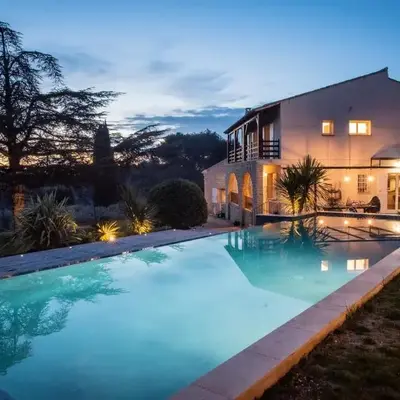 Slpendid villa with heated pool and Jacuzzi for 12 people in Saint-chamas