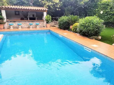 a large blue swimming pool with a wooden deck at BELLE VILLA Piscine 120 m2, 8 pers, 3 belles chambres Près d'Aix-en-Provence in Ventabren