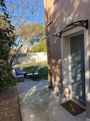 a building with a door and a bench next to it at SPA jardin privé T3 indépendant dans Villa in Morières-lès-Avignon