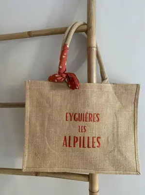 a bag with the wordsevils itsairs on it at Gîte Un air de Provence in Eyguières