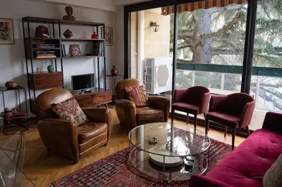 a living room with leather chairs and a glass table at T3 Centre ville Aix-en-Provence in Aix-en-Provence