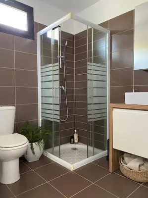 a bathroom with a shower and a toilet at Charmante dépendance avec piscine en Provence in Le Puy-Sainte-Réparade