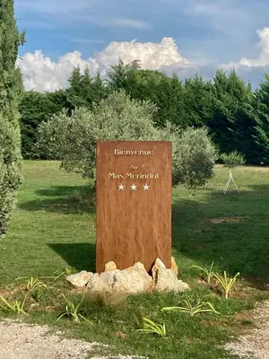 a sign for a park in a field at Le Mas Mérindol Gîte Cerise in Loriol-du-Comtat