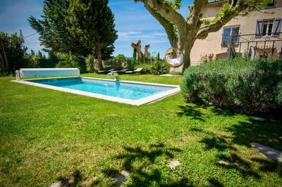 a swimming pool in the yard of a house at Appartement moderne à Avignon avec piscine partagée in Avignon