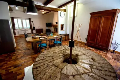 a living room with a large wooden table in the middle at Maison conviviale avec jardin proche Avignon + piscine partagée in Avignon