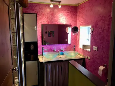 a bathroom with two sinks and a pink wall at Superbe mas proche centre-ville in Salon-de-Provence