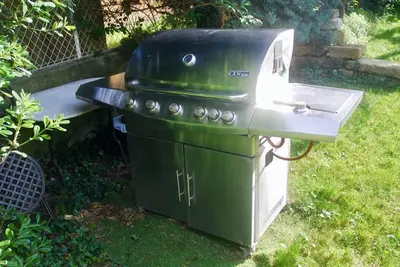 a gas grill and a sink in a yard at Superbe mas proche centre-ville in Salon-de-Provence