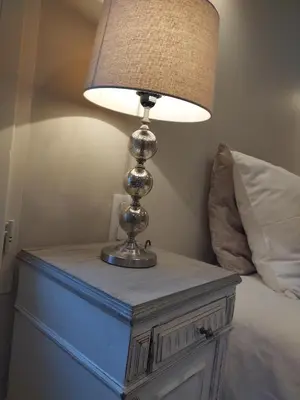 a lamp on a table next to a bed at Le mas de Roussillon chambre d'hôtes in Roussillon