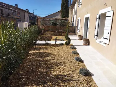 a garden with plants next to a building at Le mas de Roussillon chambre d'hôtes in Roussillon