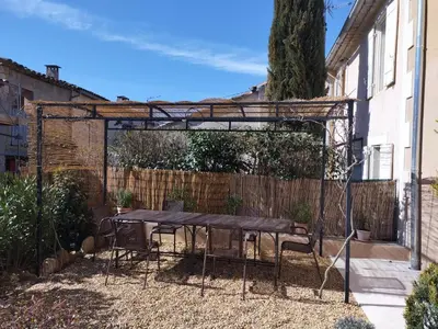 a picnic table in the backyard of a house at Le mas de Roussillon chambre d'hôtes in Roussillon