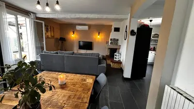 a living room with a couch and a table at Chez Jenn- Jolie maison climatisée avec piscine in Monteux