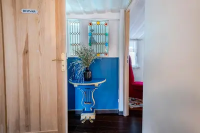 a blue room with a table with a vase on it at Aux Heures Bleues in LʼIsle-sur-la-Sorgue