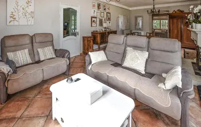 a living room with two couches and a table at Nice Home In Entraigues-Sur-La-Sorg in Entraigues-sur-la-Sorgue