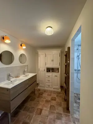a bathroom with two sinks and a shower at La Grange de Paulette in Bédoin