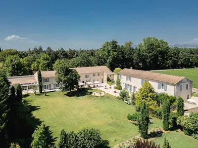 an aerial view of a house with a large yard at Le Domaine d'Euphony in Monteux