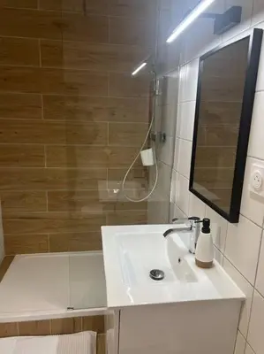 a white bathroom with a sink and a mirror at Spacieux studio 2 à 3 personnes au pied du Ventoux km Zéro in Bédoin