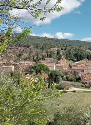 a view of a town with a hill in the background at Gîte PITCHOU au pied du VENTOUX in Flassan