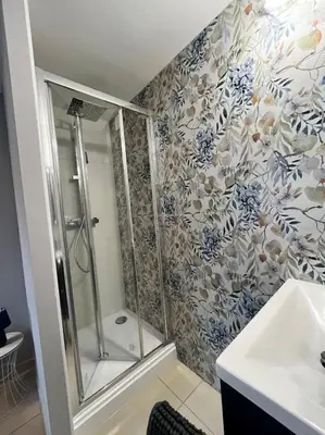a bathroom with a shower and a sink at La provence avec piscine privative en campagne in Pernes-les-Fontaines