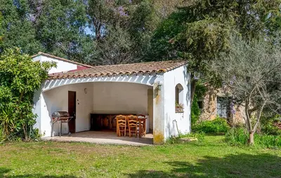 a small white shed with a table and chairs at Gorgeous Home In Miramas in Miramas