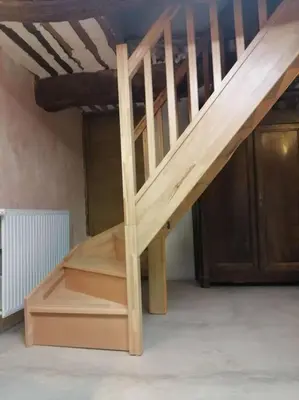 a wooden staircase in a room with a wooden floor at Bedoin Mas PASEVE in Bédoin