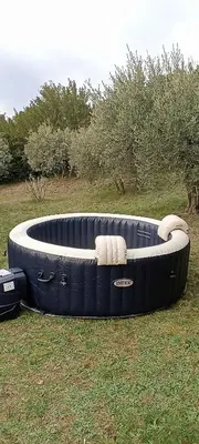 two chairs and a table in a room with a window at 2 chambres au calme Villa Chrisma Provence in Orgon