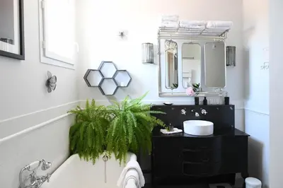 a bathroom with a black sink and a mirror at Profitez de la quiétude en bord de rivière, à 5 min du centre ville in LʼIsle-sur-la-Sorgue