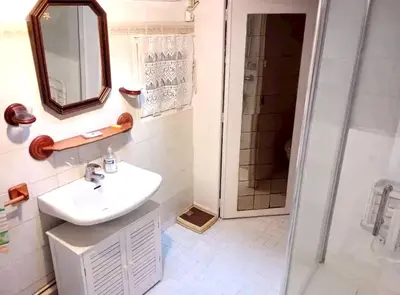 a bathroom with a sink and a mirror and a shower at Appartement charmant à Aix-en-Provence - 48m² - Balcon privé in Aix-en-Provence