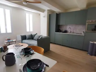 a living room with a table and a couch at Confortable et cosy appartement en centre-ville in Aix-en-Provence