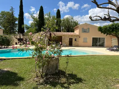 a house with a yard with a swimming pool at LAVENINE a Modène in Modène
