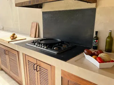 a kitchen with a stove and a bowl of fruit at LAVENINE a Modène in Modène