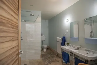 a bathroom with two sinks and a toilet at Proche l'Isle/Sorgue, loft avec SPA et Piscine in Le Thor