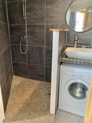 a bathroom with a washing machine and a sink at A 20 minutes de Aix en Provence in Pertuis