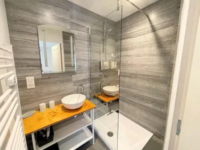 a bathroom with two sinks and a shower at CHRIS LE VERGER in Saignon