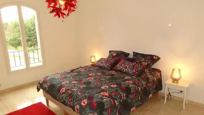 a bedroom with a bed and two lamps and a window at Villa spacieuse à Cavaillon avec piscine privée in Cavaillon