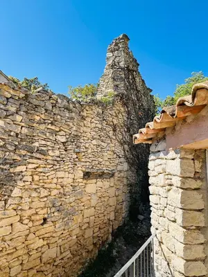 an old stone wall with a staircase next to it at Maison Joucas in Joucas