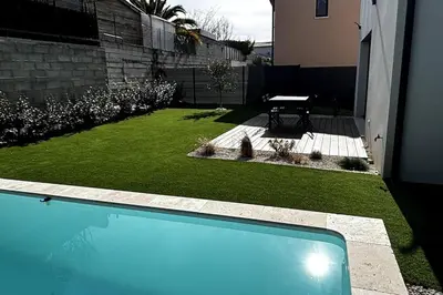 a swimming pool next to a yard with a piano at Chez Céline - Belle maison climatisée piscine in Carpentras