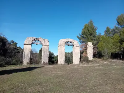 two archways in the middle of a field at T3 campagne Aix-en-Provence in Meyrargues